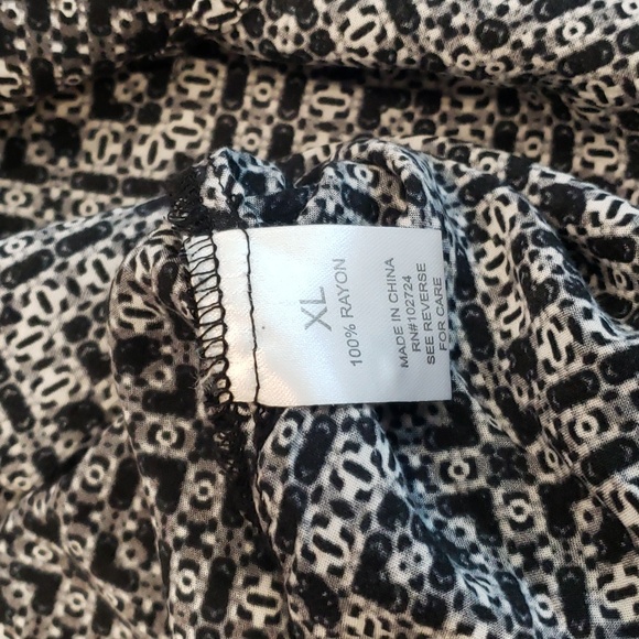 3/$12 Blouse Tunic V Neck Button Down Black Grey White XL-runs small - Picture 13 of 13